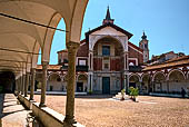 Abbiategrasso (Milano), la basilica di Santa Maria Nuova, (XIV-XV sec.) la facciata vista dal quadriportico che la precede. 